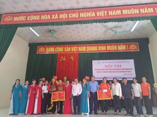 ĐC Bùi Văn Thắng pct UBND và ĐC Bùi Thị Giang PCT Hội LHPN xã trao giải Ba cho đội Phú Sơn và Chòm Mốt.jpg